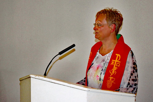 Beim Vortrag trug Pfarrerin Christine Liedtke eine Stola, die sie kurz vor Pfingsten aus Ngerengere bekommen hatte. Wofür die rote Farbe steht, erläuterte sie: „für den Heiligen Geist, für Neues und Aufbruch, für Feuer und Flamme“.